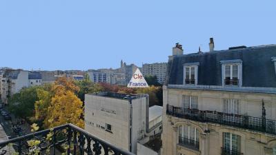 Paris Apartment wiIth Nice View from Balcony