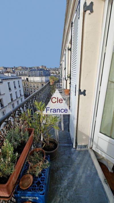 Paris Apartment wiIth Nice View from Balcony