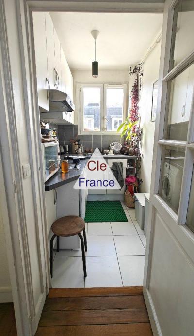 Paris Apartment wiIth Nice View from Balcony