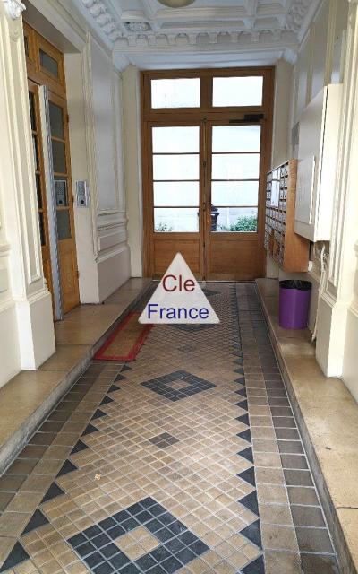 Paris Apartment wiIth Nice View from Balcony