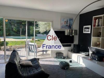 Detached House with Garden and Swimming Pool