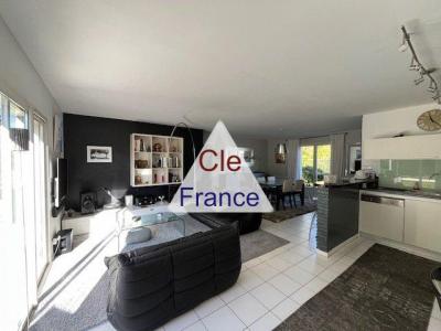 Detached House with Garden and Swimming Pool