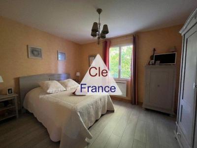 Detached House with Garden and Swimming Pool