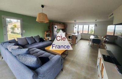 Contemporary Detached House with Garden