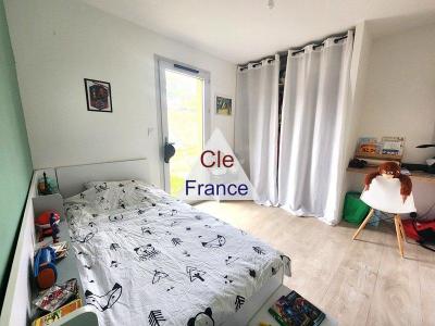 Contemporary Detached House with Garden