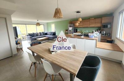 Contemporary Detached House with Garden