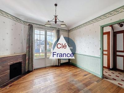 Detached House with Garden In Great Location