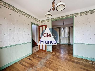 Detached House with Garden In Great Location