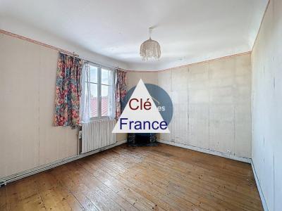 Detached House with Garden In Great Location