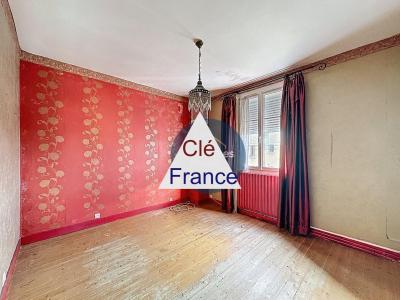 Detached House with Garden In Great Location