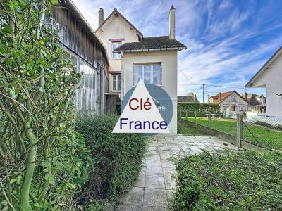 Detached House with Garden In Great Location