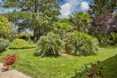 Detached Villa with Swimming Pool on Landscaped Gardens