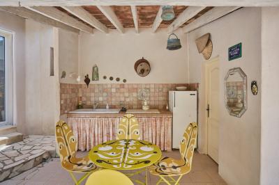 Detached Villa with Swimming Pool on Landscaped Gardens