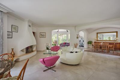 Detached Villa with Swimming Pool on Landscaped Gardens