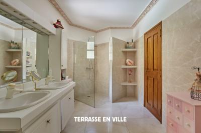 Detached Villa with Swimming Pool on Landscaped Gardens