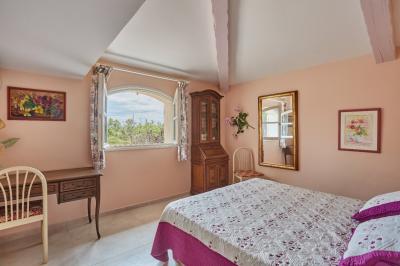 Detached Villa with Swimming Pool on Landscaped Gardens