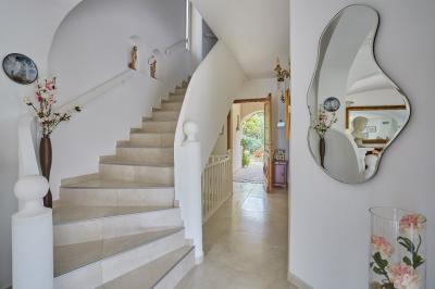 Detached Villa with Swimming Pool on Landscaped Gardens