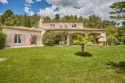 Detached Villa with Swimming Pool on Landscaped Gardens