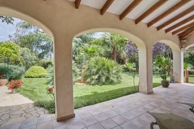 Detached Villa with Swimming Pool on Landscaped Gardens
