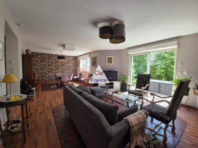 Contemporary Detached House with Landscaped Garden