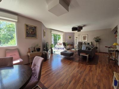 Contemporary Detached House with Landscaped Garden