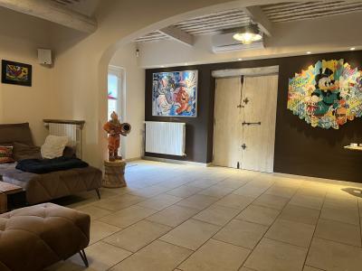 Lovely Villa with Pool in Parkland Gardens