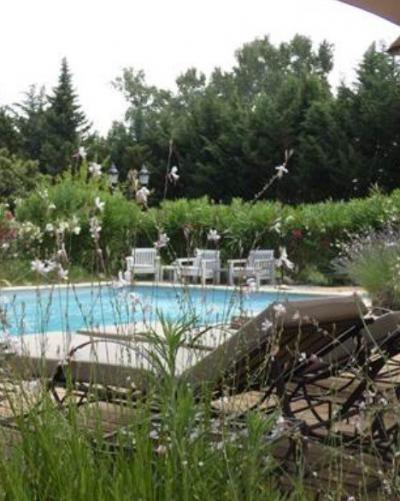 Lovely Villa with Pool in Parkland Gardens