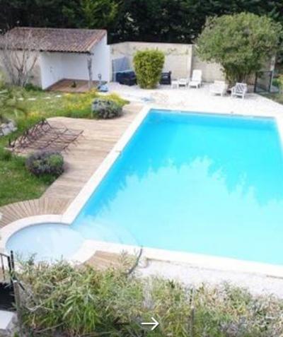 Lovely Villa with Pool in Parkland Gardens