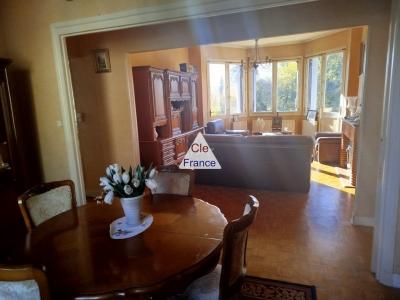 Detached House with Garden by the RIver