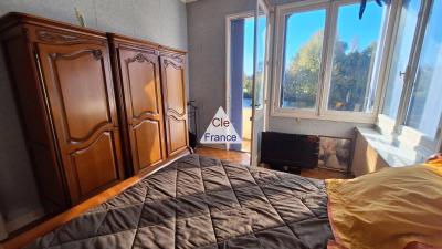 Detached House with Garden by the RIver