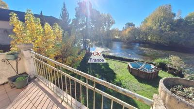 Detached House with Garden by the RIver