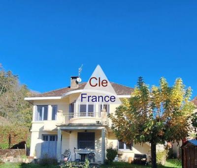 Detached House with Garden by the RIver