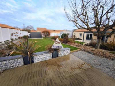 Contemporary Detached House with Garden