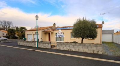 Contemporary Detached House with Garden