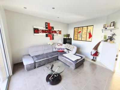 Contemporary Detached House with Garden