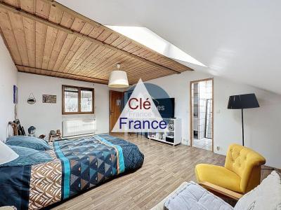 Contemporary Detached House with Landscaped Garden