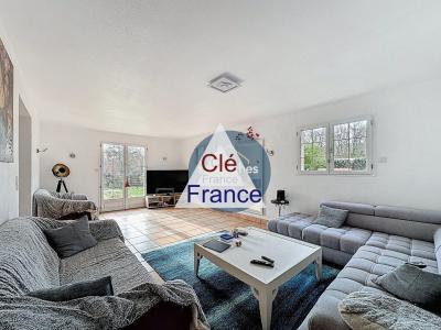 Contemporary Detached House with Landscaped Garden