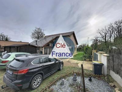 Contemporary Detached House with Landscaped Garden