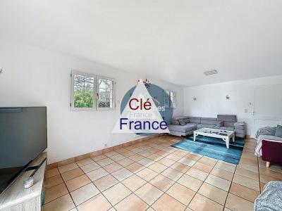 Contemporary Detached House with Landscaped Garden