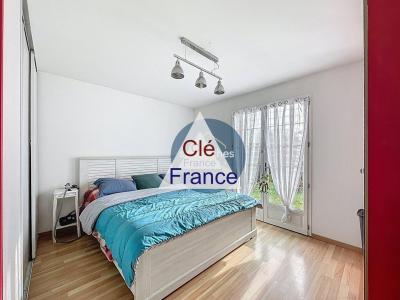 Contemporary Detached House with Landscaped Garden