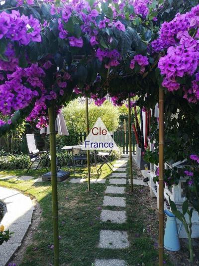 Detached House with Beautiful Landscaped Garden