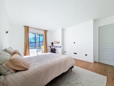 Contemporary Detached House with Swimming Pool