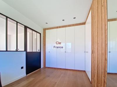 Contemporary Detached House with Swimming Pool