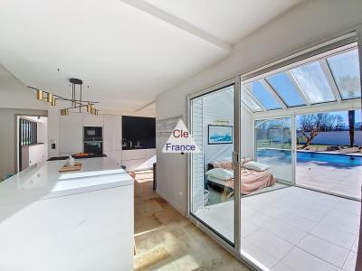 Contemporary Detached House with Swimming Pool