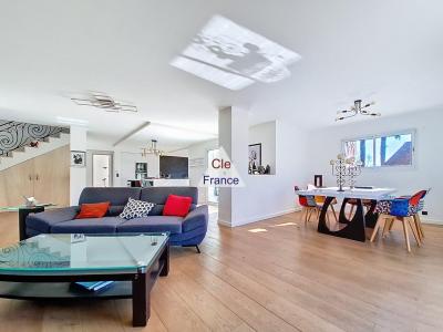 Contemporary Detached House with Swimming Pool