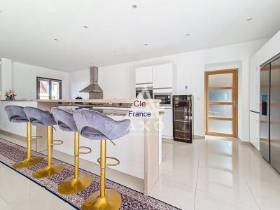 Detached House with Landscaped Garden