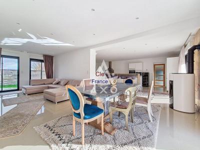 Detached House with Landscaped Garden