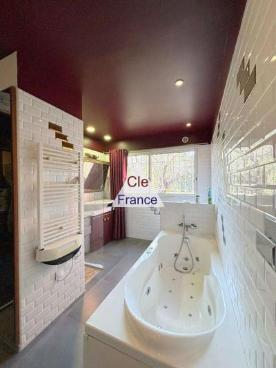 Detached House with Pool in Landscaped Garden