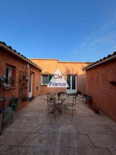 Detached House with Pool in Landscaped Garden