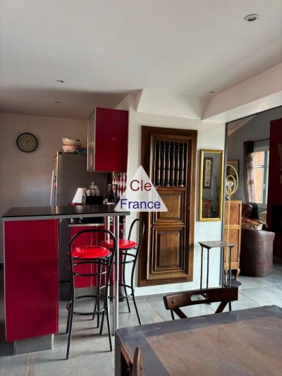 Detached House with Pool in Landscaped Garden